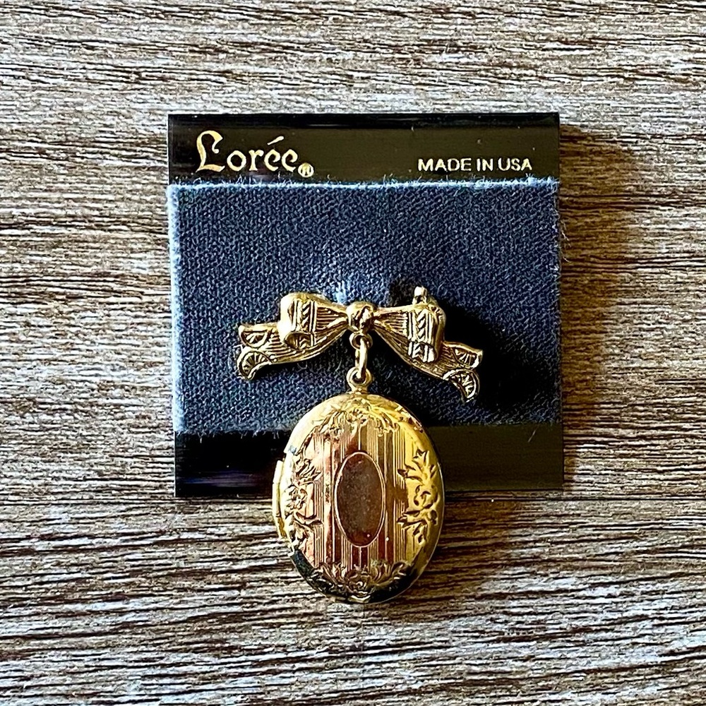 Vintage Loree Locket Brooch Gold Tone Oval Photo Lapel Pin for Coat Jacket